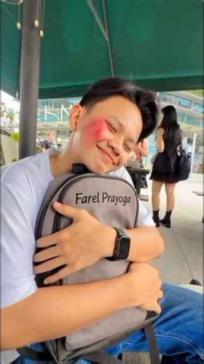 Pelukan Hangat & Pipi Merah