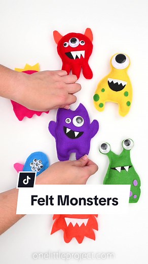 Use our FREE felt monster pattern to make these super cute felt monster plushies! 😍 This no-sew monster craft is so fun and easy to make, perfect for fall, Halloween, or anytime 👾 #feltmonsters #feltcraftproject #felt_craft #handmadefeltcraft #monstercraft #monsterhalloween