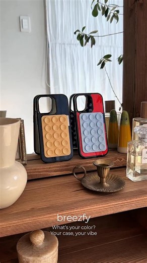 오누리 / 슬로우어를 운영합니다 on Instagram: "브리즈피에서 느낄 수 있는 컬러에 대한 집념🎨 브리즈피 케이스를 끼우는 순간 모든 부분에서 제대로 만들었다는 느낌을 한번에 받을 수 있다, 곡선과 여백 디테일 그리고 예쁜 색감까지〰️ 팝마운트 거치대는 단순한 활용으로 최고의 편리함까지 느낄 수 있다😌 #브리즈피#breezfy#팝마운트#popmount"
