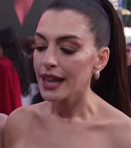 Anne Hathaway dice que les dijo a los productores en el set de *The Devil Wears Prada 2* que necesitaba haber más modelos con sobrepeso. Como resultado, algunas flacas fueron reemplazadas.Por supuesto, Hathaway no fue reemplazada.¿Ven cómo funciona eso?