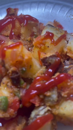 Not really a breakfast person but here we are 😚 was craving some Home fries Ingredients Red & greem bell pepper Black pepper Garlic powder Oregano Salt Olive oil Butter ☺️ #homefries #seasonedhomefries #breakfastpotatoes #easyrecipes #cookwithme #fyppppppppppppppppppppppp #wlw #easymeals #breakfastideas