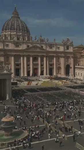Le campane di San Pietro suonano a lutto per papa Francesco