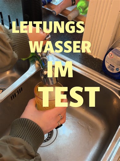 Wusstet ihr eigentlich wie gut Hamburgs Leitungswasser ist? Gerade Studierende, Azubis und alle, die auf ihr Geld achten müssen, greifen oft zum Wasserhahn – weil es einfach die günstigste Option ist. Und in Hamburg könnt ihr das mit gutem Gewissen machen. In einem bundesweiten Vergleich von 59 Städten landet Hamburg auf Platz 4 – nur 6,5 Prozent der erlaubten Grenzwerte werden hier ausgeschöpft. Das Schlusslicht? Bremen. Sorry, Nachbarn. 👀 Trinkt ihr Leitungswasser oder kauft ihr Flaschen? Sch