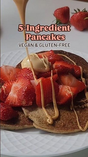 5-ingredient vegan pancakes naturally sweetened with banana, and gluten-free. 🥞🍓