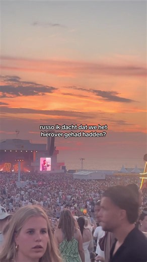 “3… 2… 1…” counter: 17 @Russo op bangers als deze springen we echt wel #russo #concertatsea #cas #321