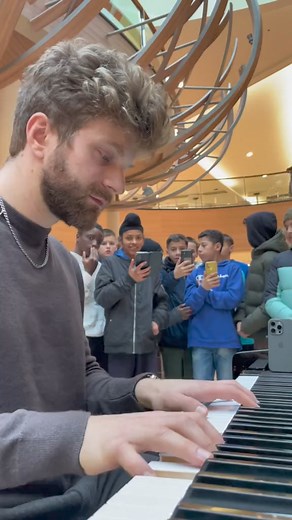 134K views · 6.5K reactions | EVERYONE WAS SHOCKED  #piano #publicpiano #publicreaction #despacito #saxophone | Emilio Piano Fanpage | Facebook