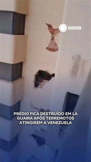 Prédio fica destruído em La Guaira após terremotos na Venezuela. 📲 #RecordNews #Notícias #Shorts