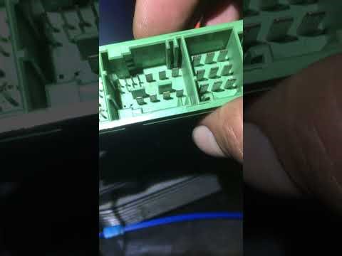 2007 BMW i550 ivm module; corrosion in connector and cupel ways for fixing it.