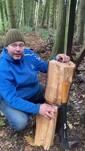 Stammholz zu Kaminholz spalten mit der Spaltaxt Fiskars und Spaltkeil, ausführliches Video folgt ☝️