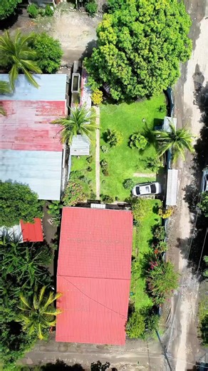 🏡 Oportunidad Inmobiliaria en Tecoluca, San Vicente – Lotificación Las Tablas ¿Buscas una propiedad lista para habitar o invertir con excelente ubicación y gran potencial de valorización? Esta casa combina amplitud, funcionalidad y entorno natural 🌿 📍 Ubicación: Lotificación Las Tablas, Cantón Santa Cruz Porrillo, Tecoluca, San Vicente. 🏠 Características: • Terreno de 560 m² (4 lotes de 7×20 m) • Construcción de 175 m² • 4 dormitorios, cocina amplia y corredor frontal • Pozo propio, cisterna