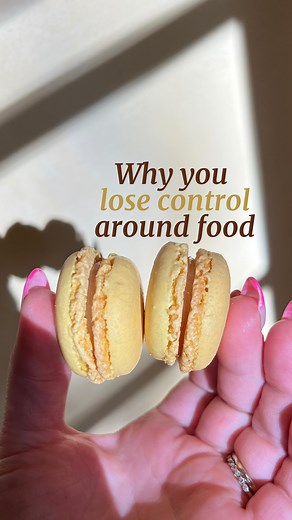 Trying your hardest to control yourself around food often has the opposite effect ⬇️ It’s not uncommon to find yourself: ❗️Eating “clean” and “healthy” foods all week but feeling out of control around food over the weekend. ❗️Staying within your calorie goal all day, then blowing it all and bingeing at night. ❗️Sticking to healthy foods when you’re at home or have pre-measured meals and snacks, but going crazy when you eat out or are in a situation where you can’t control what’s available. I’m s