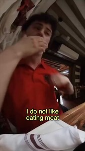 Speaking Chinese, Albanian, and Malay in a restaurant | Xiaomanyc 小馬在紐約