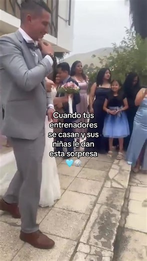 Felicidades miss Alondra y profe Miguel 🏐💙 | students surprise teacher