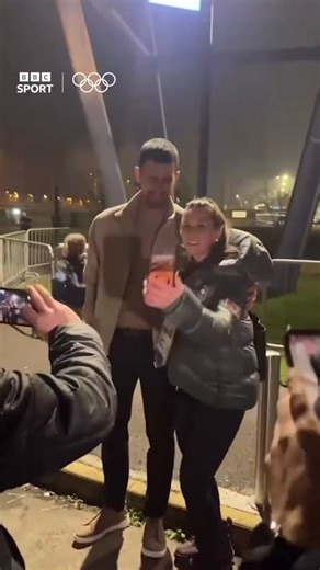 德约科维奇#novakdjokovic 来看米兰冬奥会了，赛后在场馆外偶遇加拿大速滑名将伊万妮·布隆丁#winterolympics #tennis 【咪咕冰雪MIGU Winter Olympic】