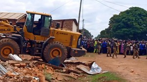 Dans la Rue Maya Maya au quartier Baloumbou à Dolisie 🇨🇬🇨🇬 une maison a été démoli par la DGSP Opération zéro kuluna. | Sley Maboko TV