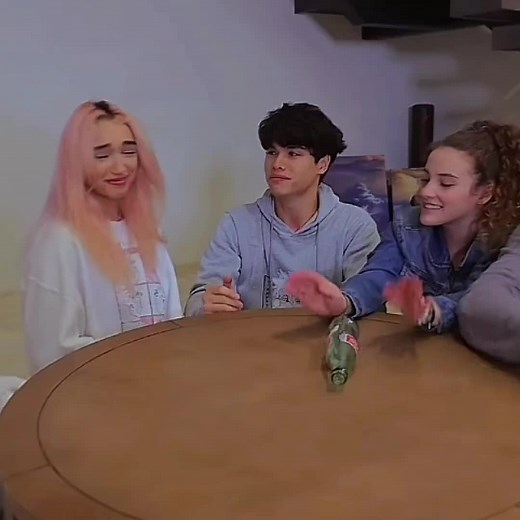 𝙆𝙖𝙩 𝙖𝙣𝙙 𝙖𝙡𝙖𝙣 𝙠𝙞𝙨𝙨𝙞𝙣𝙜 😅💋🌹😘 #fyyyyyy #fyoupage #fypシ゚viral #fyp #twins #identicaltwins #stokestwins #stokes #alan #alex #fyoryoupage #gorgeous #girls #kat