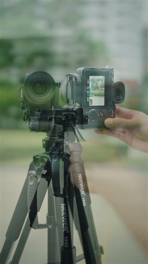 A universal tripod for both camerasand phones--perfect for creators