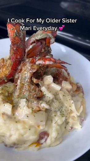 Delicious Lobster Mashed Potatoes Recipe with Crab Cream Sauce