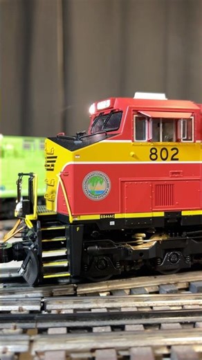 😎 FEC ES44. One of my favorite modern paint schemes. #modeltrains #train #diesel