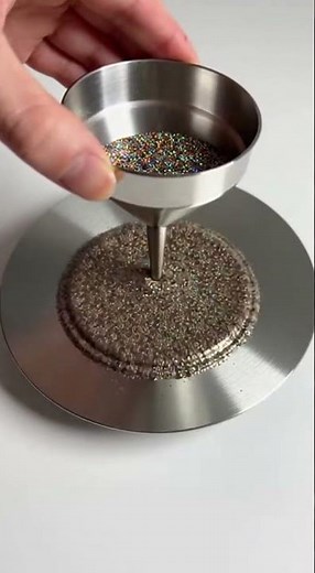 Glitter Sand Forms Hypnotic Patterns on Vibrating Plate