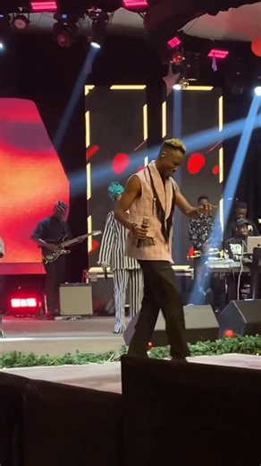 GAISE BABA! on Instagram: "“Baba’n se bebe - My Father is doing wonders Emi omo’n se jeje - I the child am at rest Mo ni Baba to’n se bebe - I have a Father who’s doing wonders” #GaiseBaba #NoTurningBackTour #LagosHomecomingConcert"