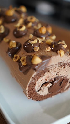 HERVÉ CUISINE · Recettes faciles & de saison | Bûche Vintage ! 🎄 Elle avait fait craquer tout le monde il y a 5 ans… je la repartage avec plaisir ! Une bûche roulée biscuit cacaoté,... | Instagram