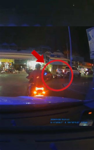 យុវជនម្នាក់ជិះម៉ូតូ ទាក់ខ្សែរ សណ្ដោងរថយន្ត បណ្ដាលអោយរងរបួ///សនឹងរងការខូចខា///តម៉ូតូ នៅចំនុច ផ្លូវប៉េតុងមួយកន្លែង ស្ថិតនៅសង្កាត់ក្រាំងធ្នង់ ខណ្ឌសែន សុខ រាជធានីភ្នំពេញ ចំណែកភាគីខាងរថយន្ត បានសងសំណងទៅកាន់ ភាគីខាងម៉ូតូ ចំនួន ៧០ដុល្លា បញ្ចប់រឿងនៅកន្លែងកើតហេតុ យប់ថ្ងៃទី ០៨ ខែ មករា ឆ្នាំ ២០២៦ ។