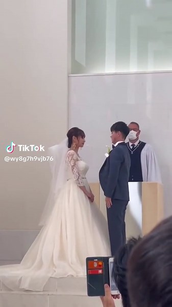 可愛い照れちゃってる瞬間の新郎新婦