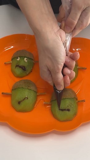 Kiwi decoration ideas for Halloween | Bussin Eats