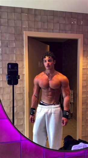 Mega Upper Body #athlete #model #pecs #beauty #muscles