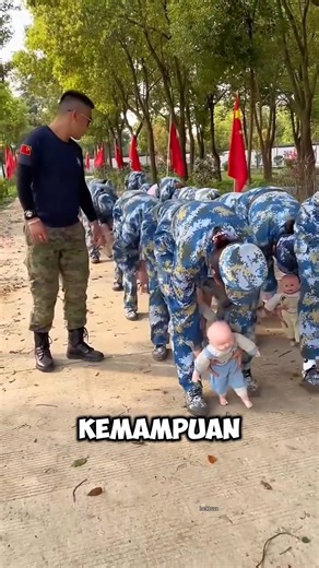 latihan yang gak biasa, tentara ini di suruh merawat bayi 😲