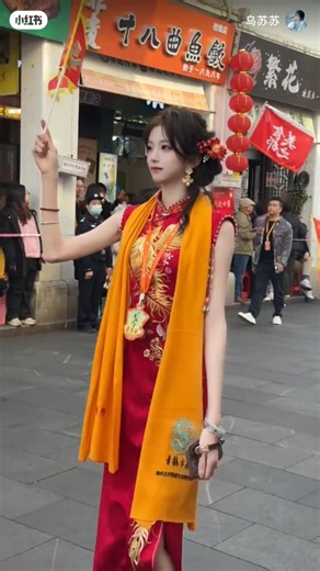 Title: Romantic Wedding Moment ❤️ | Groom Surprises Bride with Beautiful Necklace 💍 #song #music