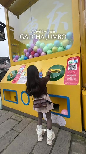 #ViviNyobain mesin gatcha jumbo di china! Walau ternyata agak zonk 😭😭 #gatcha #china #travel #game