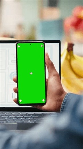 clip-4194206635-vertical-frame-chroma-key-screen-on-smartphone