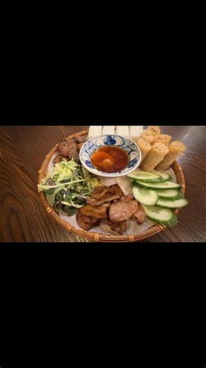 ✨ Combo “Chạm Ánh Mắt” – Mẹt bún thịt nướng dành cho hai người, đủ đầy và đậm vị. Chả giò giòn rụm, thịt viên đậm đà, thịt nướng lát thơm lừng, ăn kèm bún tươi và rau thơm mát. Một ánh nhìn, một mẹt ngon – đủ để bắt đầu câu chuyện thật tình. 💛 #Viet80sKitchen #ChạmÁnhMắt #BúnThịtNướng #ẨmThựcViệt — ✨ “The Glance of Love” – A flavorful grilled pork platter made for two. Crispy spring rolls, savory meatballs, fragrant sliced grilled pork, fresh herbs, and soft bún noodles — all beautifully served