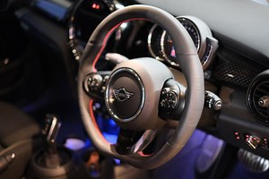 F55 CooperSにmonレザーステアリング取り付けました | MINI GARAGE PARADOX