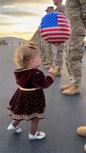 Emotional Military Homecoming 🇺🇸 Toddler Finds Her Dad After Asking Every Soldier 😭 #viralvideo