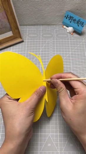 Make a flower butterfly that can flap its wings. Parent-child crafts. Children's creative crafts