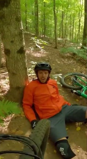 “You Won’t Believe What This Deer Did to the Cyclist! 😨🦌”