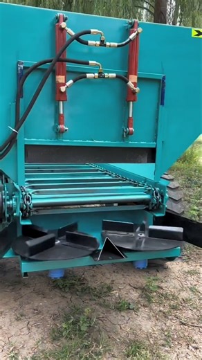 Manure spreader, tractor-drawn manure spreader: one machine for multiple uses, saving time, effort