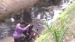 2.1M views · 31K reactions | RAYA TAHUN BILA NI !! SERONOK REMREM SEKALI MASUK LONGKANG !!! #funnymoments #funny #funnyvideos #funnymemes #memes #fun #gaming #meme #youtube #twitch #gamer #love #lol #funnyvideo #funnyclips #ps #funnyshit #funnymeme #funnyposts #comedy #funnypost #instagram #game #funnymoment #funnypics #memesdaily #funnypictures #gta #fortnite #funnyquotes | Joe Malindo | Facebook