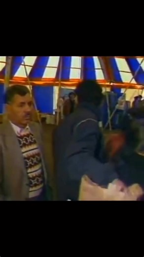 COLUCHE - LES POLITICIENS ON A CONFIANCE OU ON A PAS CONFIANCE | Coluche