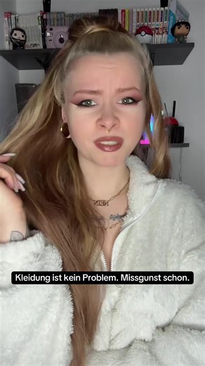 Ich habe noch nie verstanden, warum manche Menschen Kleidung so persönlich nehmen. Gerade wenn es um alternative Fashion geht – oder um Latex. Für mich ist es einfach Stil. Ausdruck. Kreativität. Und ganz ehrlich: Mit Kleidung tut man niemandem weh. Man muss nicht alles mögen. Aber Missgunst oder Vorurteile haben in Fashion eigentlich nichts verloren. Am Ende sollte jeder einfach tragen dürfen, was sich für ihn richtig anfühlt.🖤 Was sagt ihr? Sollte jeder einfach tragen dürfen, was er möchte? #