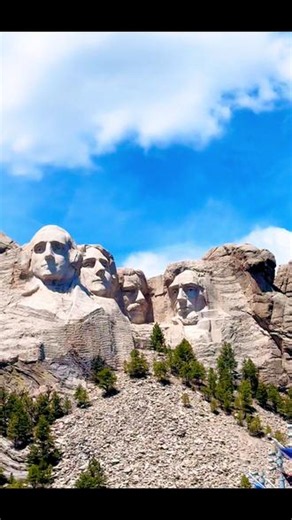 总统巨石 Mount Rushmore National Memorial总统巨石位于南达科他州著名的黑森林区域 (Black Hill)，此区域以高耸的石山及采矿历史著名。总统山于1925年完工，雕刻有美国四大总统，包括乔治・华盛顿，汤玛士・杰克逊，西奥多・罗斯福和亚伯拉罕・林肯的雕像。