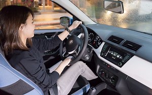 [蜜柑＆Emma] 示范Škoda Fabia车内系统Smartlink★如何连结手机与汽车?