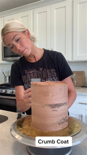 Cake Crumb Coat Tutorial