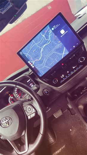 @startsombh/multimidia Insufilme on Instagram: "🚨 ATENÇÃO 🚨 Se a multimídia do seu carro é pequena, ultrapassada e sem impacto… você está andando no passado. 13 POLEGADAS não é detalhe. É DOMÍNIO no painel. Tela gigante, imagem absurda, CarPlay e Android Auto rodando liso, GPS aberto, câmera perfeita… tudo grande, tudo imponente. Quem entra no carro sente a diferença na hora. Parece carro de categoria acima. 🔥 Visual de nave 🔥 Tecnologia de ponta 🔥 Interior transformado Você pode continuar 