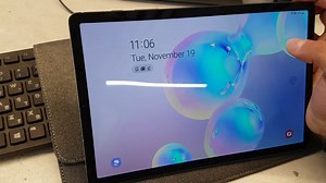 Why does my Tab s6 turn the screen off randomly, I've tried w/o smart stay