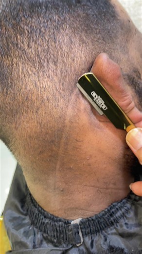 Relaxing ASMR Experience: Soothing Straight Razor Sounds