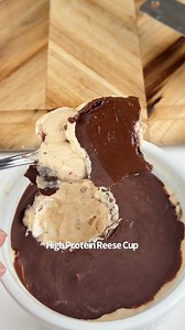 High Protein Reese Cup 🤤🍫🥜 How to make it: Mix 1/2 cup Greek yogurt, 2 tbsp peanut butter powder & 2 tbsp vanilla protein powder. Top with melted sugar free chocolate chips, freeze for an hour or two & enjoy! | Keto Snackz